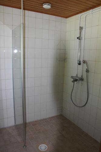 a shower in a bathroom with white tiles at Im Herzen der Altstadt von Kalajoki in Kalajoki