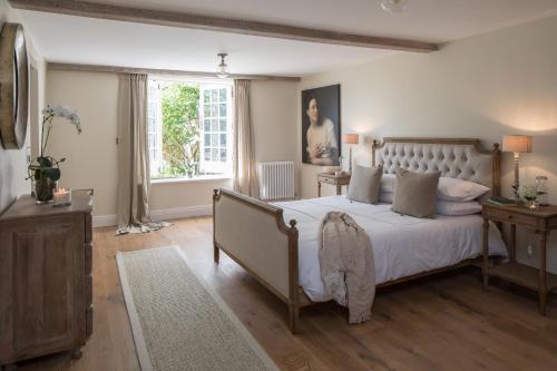 The Cider Barn Boutique Holiday Cottage tesisinde bir odada yatak veya yataklar