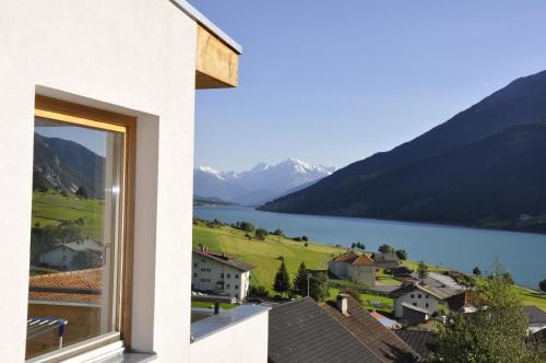 uma vista para um lago a partir de uma casa em Haus Lechthaler em Resia