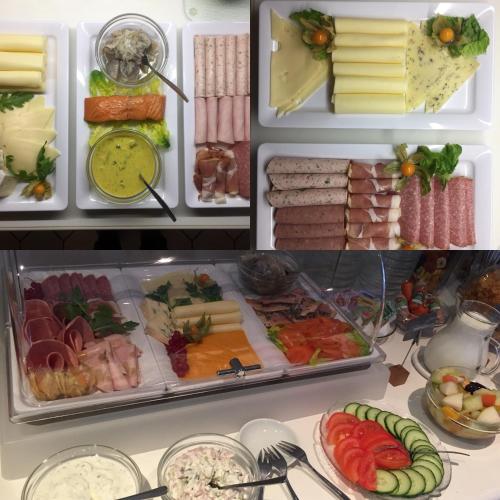 um frigorífico cheio com muitos tipos diferentes de alimentos em Hotel Insel Pension em Niebüll