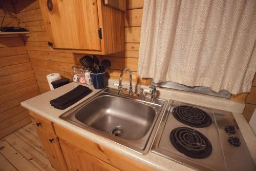 Virtuvė arba virtuvėlė apgyvendinimo įstaigoje Katie's Cozy Cabins