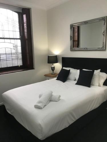 Katil atau katil-katil dalam bilik di CROWN CENTRAL BUSINESS DISTRICT Motel