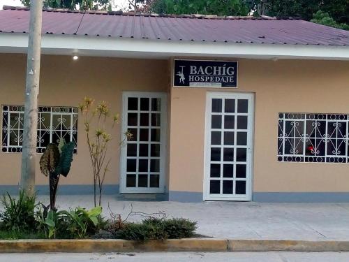 a building with a sign that reads electric hostage at BACHÍG Hospedaje in Moyobamba