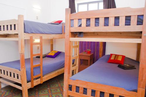 Ένα ή περισσότερα κρεβάτια σε δωμάτιο στο Casa Blanca Hostel