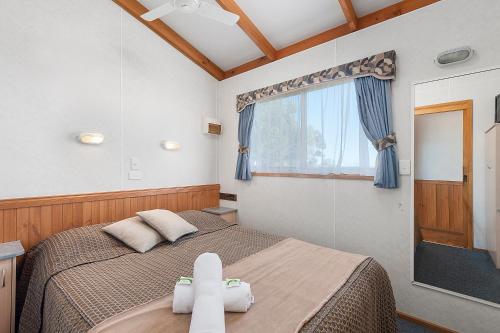 Tempat tidur dalam kamar di Port Broughton Tourist Park