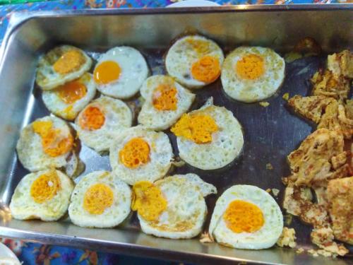 een pan gevuld met eieren op een grill bij Pechpailin Resort in Kanchanaburi