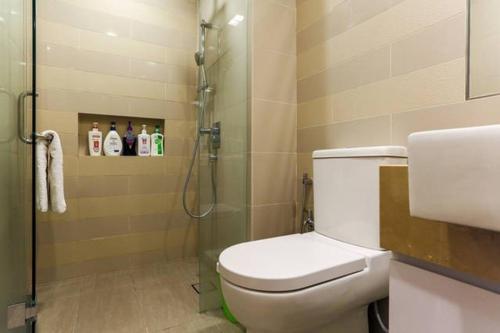 La salle de bains est pourvue de toilettes et d'une douche en verre. dans l'établissement Perfect Location#2 @Heart of KL City Centre next to Metro MRT, à Kuala Lumpur