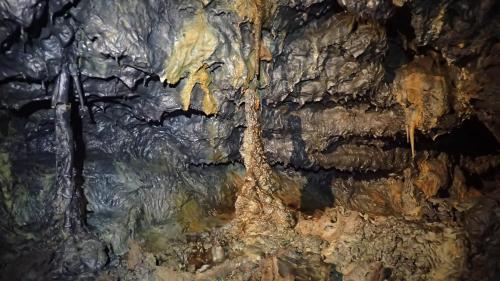 a cave filled with water and rocks at Les GREVILLEAS in La Plaine des Cafres