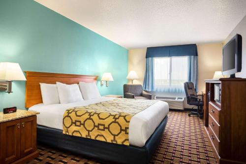 una camera d'albergo con letto e TV di Baymont by Wyndham Warrenton a Warrenton