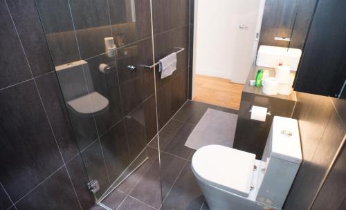 une salle de bain avec toilettes et douche dans l'établissement Jamila, à Yass