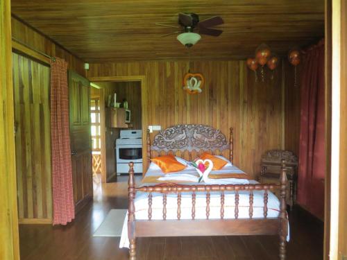a bedroom with a bed with a swan on it at Cabaña rodeada de naturaleza en San Carlos in Quesada