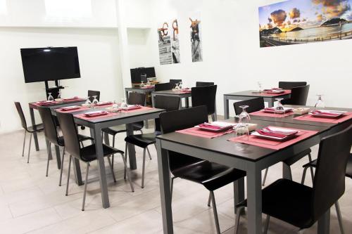 un comedor con mesas negras y sillas negras en Hotel Punta Monpas en San Sebastián