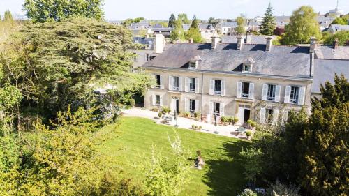 - une vue aérienne sur une grande maison avec une cour dans l'établissement Clos de Bellefontaine B&B, à Bayeux