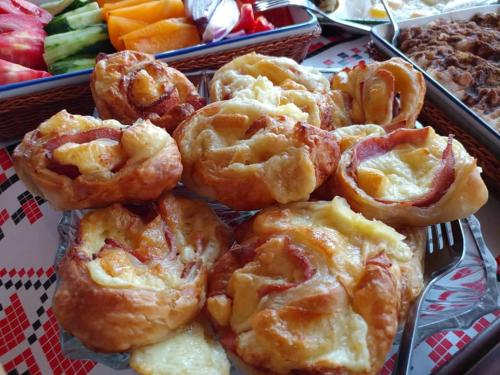 een stapel gebakjes op een bord met een vork bij agropensiunea CASA NICA in Mărgineni