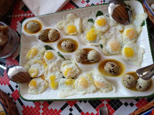 een bord gevulde eieren op een tafel bij agropensiunea CASA NICA in Mărgineni