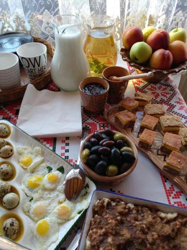 een tafel met eieren en ander voedsel erop bij agropensiunea CASA NICA in Mărgineni