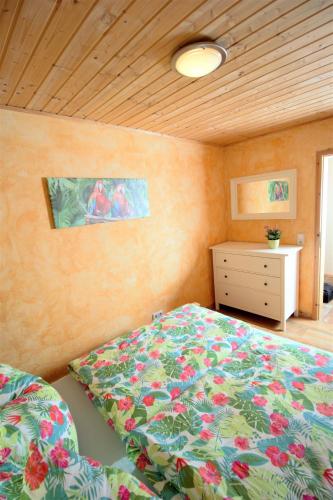 Katil atau katil-katil dalam bilik di Oybiner Blockhaus und Ferienwohnungen