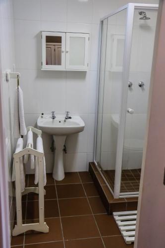 Bilik mandi di Newcastle Country Lodge