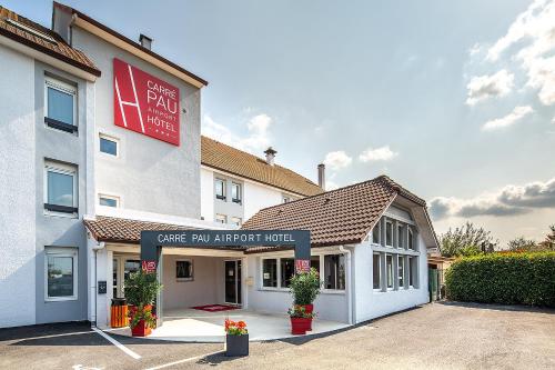 a building with a sign that reads care put at profit hotel at Carré Pau Airport Hôtel in Serres-Castet
