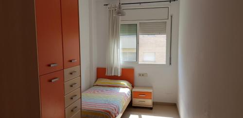 リョレート・デ・マルにあるSanta Clotildeの小さなベッドルーム(ベッド1台、窓付)