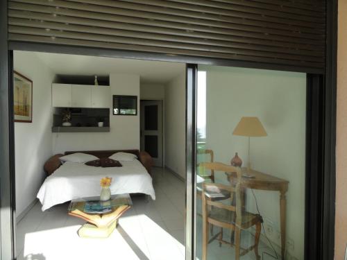 une chambre avec un lit et une table avec une chaise dans l'établissement Cannes Terrace Beach Front & Sea view, à Cannes