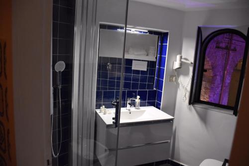 La salle de bains est pourvue d'un lavabo et d'une douche. dans l'établissement Villa Martius, à San Pier Niceto