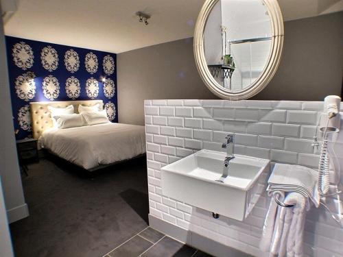 Postel nebo postele na pokoji v ubytování Hôtel 19'Cent