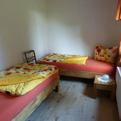 a bedroom with two beds and a table in it at Zur Amsel in Damnatz