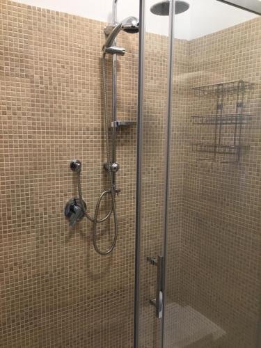 una ducha con puerta de cristal en un baño en CasaMIA a Marina di Camerota, en Marina di Camerota