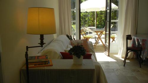 - un salon avec une table, une lampe et un canapé dans l'établissement L'Ancien Couvent sur jardin, havre de paix en centre ville à 100m de la mer avec parking privatif, à Sète