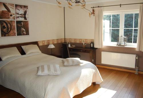 En eller flere senge i et værelse på Le Mont Saint Roch , chambre d'hôtes, B&B