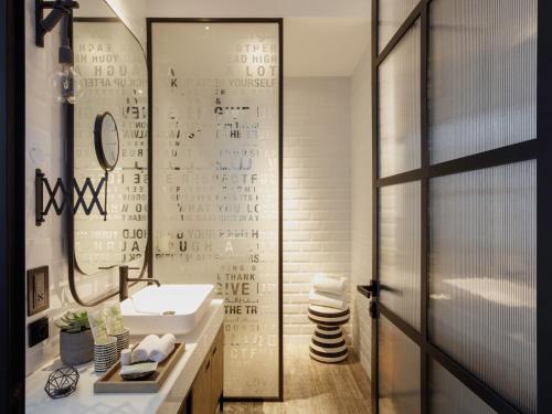 uma casa de banho com um lavatório e um espelho em Zabeel House by Jumeirah, The Greens em Dubai