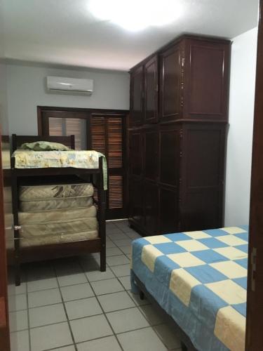 a bedroom with two bunk beds and a cabinet at Excelente Casa em Bombas in Bombinhas