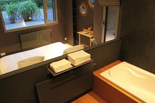 a bathroom with a bath tub and a sink at Archibien in Bois-de-Villers