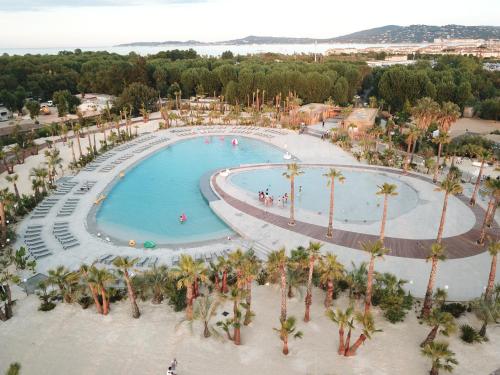 una vista aérea de una piscina en un complejo en Mobil Homes Vacances, en Grimaud