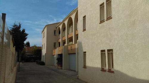 Une allée vide à côté d'un bâtiment dans l'établissement Studio meublé aux Sablettes La Seyne sur Mer, à La Seyne-sur-Mer