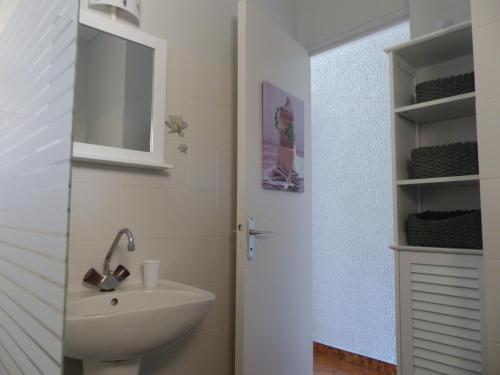un baño con lavabo y espejo en Studio meublé aux Sablettes La Seyne sur Mer, en La Seyne-sur-Mer