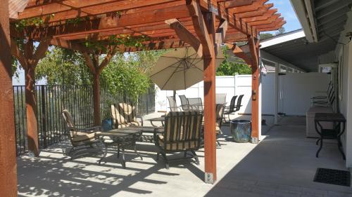Yosemite Foothill Retreatにあるバルコニーまたはテラス