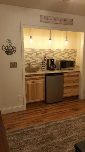 cocina con microondas y encimera en Yosemite Foothill Retreat en Coarsegold