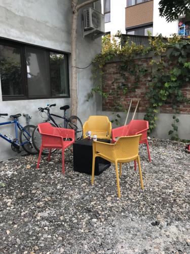 a group of chairs and a table and a bike at Central Park Studios in Bucharest