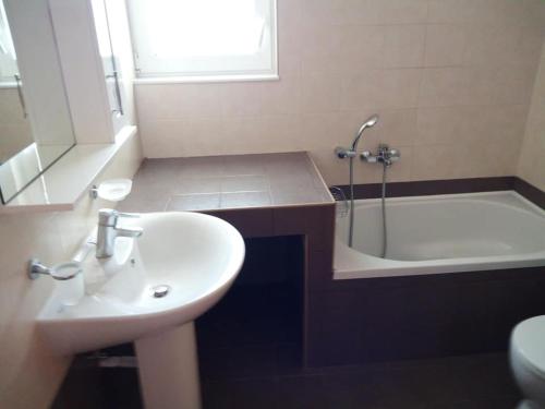 Bilik mandi di Alkioni Sea View Apartment