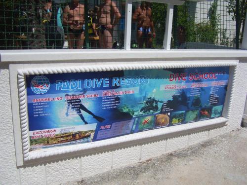 a sign for a dive resort in a store window at Apartments Villa More in Makarska