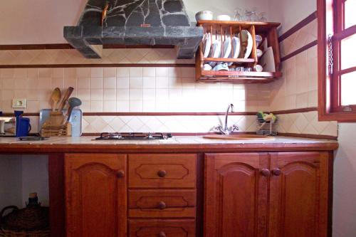 cocina con fregadero y encimera en Casa Antonia, en Tijarafe