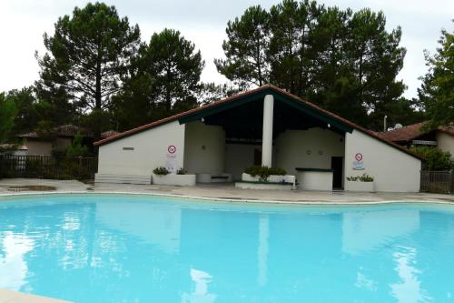 une grande piscine devant un immeuble dans l'établissement Blue Ocean, à Moliets-et-Maa