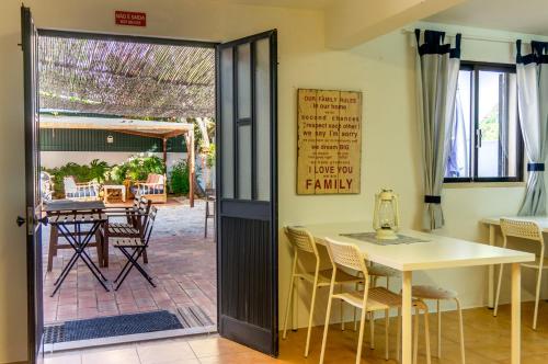 Roaz de Bandeira Guesthouse tesisinde bir restoran veya yemek mekanı