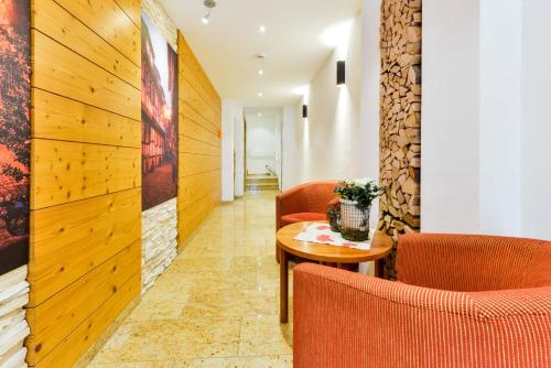 a hallway with a table and chairs and a wall at Hotel Restaurant Sonne in Gengenbach