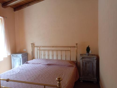VobarnoにあるAi tre fieniliのベッドルーム1室(ベッド1台、ドレッサー、窓付)