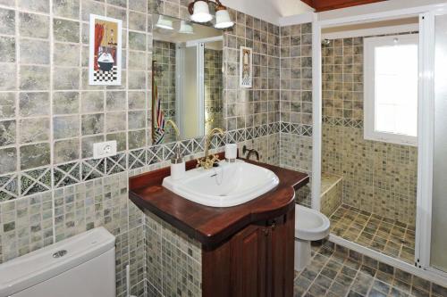 Koupelna v ubytování Villa Tojayma