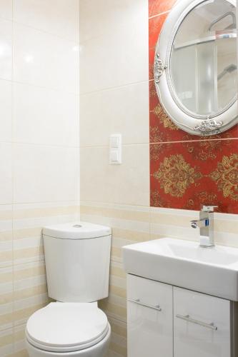 a bathroom with a white toilet and a sink at Dworek Zyskowskiego in Danowskie