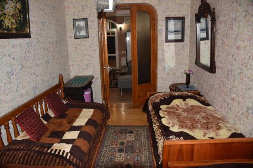 1 dormitorio con 2 camas y espejo en 3 Room Flat in Tbilisi en Tiflis